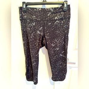 Lululemon Women’s Top Speed Crop Leggings, Black and gray geo pattern, size 8